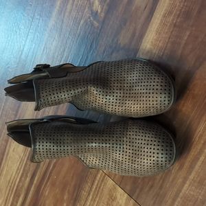 Brown Sandals Size 8 Low Heel